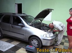 Loira assediando o mecânico ao levar seu carro para arrumar – Angel Lima x Capoeira 6 min em português.