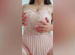 Jovem gatinha de vestido rosa brincando com seus seios grandes na frente da câmera – DepravedMinx 10 min.