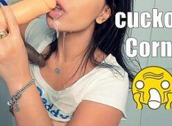 Esposa desleal traindo o marido na webcam, Casada sensacional se lambuzando de leite, exibindo para o Corninho na webcam Marido corno Esposa 10 minutos