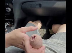 Boquete e handjob no carro público com ejaculação na boca em 10 minutos.